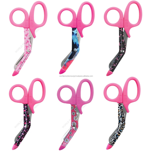 Tijeras Quirúrgicas StyleMate con Hojas Recubiertas con Estampado de Moda, Acero Inoxidable 420, Serradas, Autoclavables a 143°C - Product Image 4