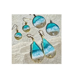 Pendiente de resina para mujer, pendiente de resina con logotipo personalizado negro, tono dorado y para niñas, pendiente más vendido - Product Image 4