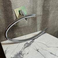 Porte-serviettes diagonal Argolla DCHA Ring en chrome poli Design moderne Accessoire de salle de bain mural fabriqué en Espagne