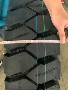 ยางล้อแบบ Heavy-duty ขนาด 295/75R22.5 ออกแบบมาเพื่อการยึดเกาะที่เชื่อถือได้ รองรับน้ำหนักได้ดี และมีอายุการใช้งานยาวนาน - Product Image 2