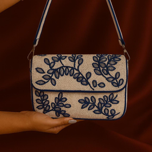 Sac à bandoulière artisanal personnalisable beige et bleu avec broderie de feuilles, élégant sac à main perlé, motif floral artisanal, usage quotidien - Product Image 1
