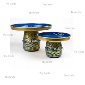 Support à gâteau classique doré et bleu, ensemble de deux supports à gâteau en fer de qualité supérieure, en vente - Product Image 1