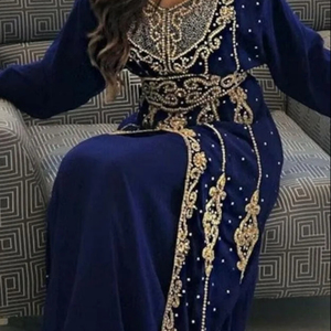 Hermoso y Elegante Vestido Abaya Islámico Modesto con Lentejuelas y Cuentas Bordadas a Mano, Estilo Top sin Mangas Largo hasta el Suelo - Product Image 1