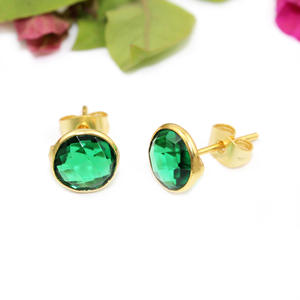 Moda verde esmeralda hidro cuarzo forma redonda 8 MM 24K chapado en oro bisel ajuste Stud pendientes para mujeres Joyería Al por mayor fiesta - Product Image 2
