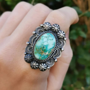 Bague en argent sterling de style vintage certifié tendance, sertie d'un turquoise Sonoran Gold de taille fine 6,5, avec un design floral artisanal - Product Image 3