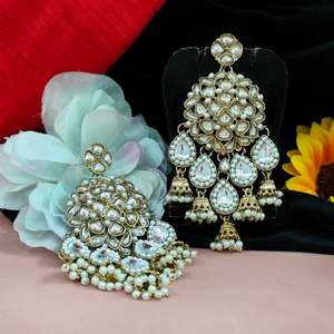 Pendientes colgantes minimalistas de perlas Kundan para mujer, diseño elegante ligero con piedras brillantes intrincadas, Ropa Étnica - Product Image 4