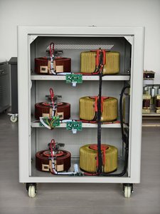 Stabilisateur de tension robuste 50 kVA TNS triphasé CE ISO pour l'alimentation électrique des stations de pompage d'eau en <span class=keywords><strong>Tanzanie</strong></span> - Product Image 2