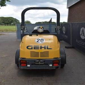 Chargeuse sur pneus compacte Gehl AL 440, mini-chargeuse frontale, boîte de vitesses, moteur, pompe, rayon de braquage court pour travaux agricoles et de construction - Product Image 2