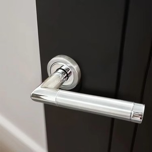 มือจับประตูสีเงินมีสไตล์พร้อมล็อคในตัวเหมาะสำหรับประตูทางเข้าไม้ในบ้านอพาร์ทเมนต์และสำนักงานจากอินเดีย - Product Image 4