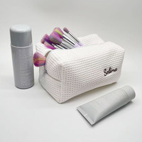 Trousse de Toilette ou Maquillage Personnalisable en Coton Gaufré, Pochette de Voyage Douce avec Broderie sur Mesure