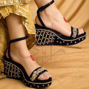 Service OEM, dernières tendances, sandales à talon antidérapantes, légères, semelle extérieure en cuir véritable, dessus en velours, haute qualité, quantité en gros - Product Image 2