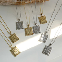 Plaqué or 18 carats Fleur Bord Lettres Initiales Pendentif Collier Carré Lien Anniversaires Bijoux pour Femmes Femmes