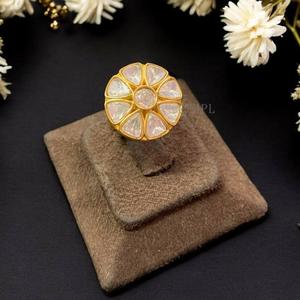 Bague élégante et réglable de haute qualité plaquée or avec un aspect pierre pour les occasions spéciales et les mariages, collection pour femmes - Product Image 1