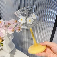 Beau verre à vin avec des accessoires décorés de fleurs parfaits pour offrir un cadeau d'anniversaire pour elle