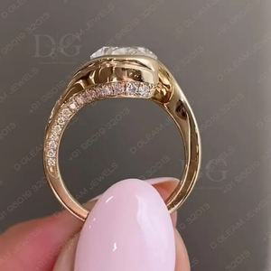 แหวนหมั้นและแต่งงานเงินแท้ ประดับเพชรโมอิสซาไนต์ทรงอัสเชอร์ 4 กะรัต รับรองโดย IGI แบบ Bypass Solitaire Eternity Bezel Set สำหรับเจ้าสาว - Product Image 5