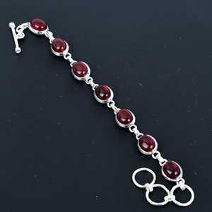 Pulsera de Plata de Ley 925 Hecha a Mano con Granate Rojo y Engaste Vintage, Regalo para Novia y Amigas - Product Image 1