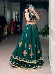 Lehenga Choli de diseñador Gamthi con trabajo de espejos y encaje Gota Patti, tela ligera, especial para Navratri, listo para usar. - Product Image 2