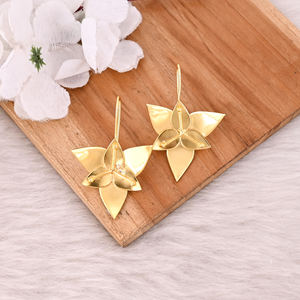 Pendientes colgantes de latón chapados en oro amarillo hechos a mano, pendiente de diseñador de hojas de moda, regalo de boda único, joyería con abalorio - Product Image 2