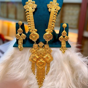 Ensemble de bijoux vintage plaqué or 24 carats, style Dubaï, boucles d'oreilles, bracelets, peignes, broches, Allemagne, Bulgarie, matériau en cuivre, élégant - Product Image 1