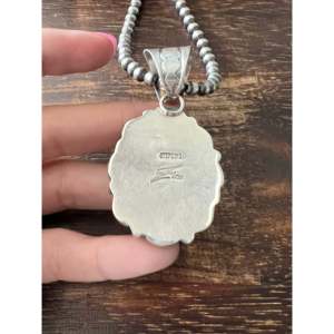 Colgante de Plata de Ley con Concha de Ostra Espinosa y Engaste de Bisel de Harris & Harold Joe, con la Concha como Piedra Principal - Product Image 5