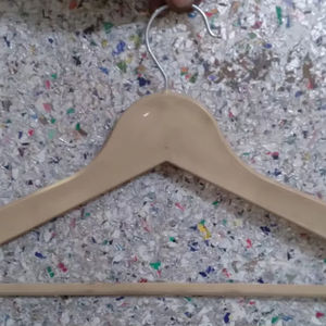 Cintres en plastique de type bois de qualité supérieure de 19 pouces Solution de vêtements solides et durables Option économique - Product Image 1