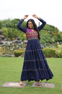 Robe spéciale Navratri bleu marine et bordeaux RADHE EXPORT, 14 kg, en rayonne Kutchi Gamthi, séchage rapide, rehausse le style raffiné pour les fêtes - Product Image 5