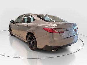 Nouveautés à prix réduits! Camry SE FWD 2.5L Hybride Automatique 2025 avec sièges en cuir, berline - Product Image 4