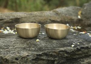 Ensemble de bols à collation en bronze Kansa pur fait à la main (2 pièces) |   Bol de service ayurvédique pour collations sèches, bonbons et repas à la maison - Product Image 4