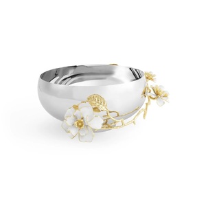 Bols de service en métal antique de qualité supérieure avec des détails floraux idéaux pour les tables sophistiquées et les repas de fête - Product Image 5