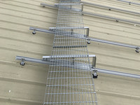 Passerelle solaire sur toit en acier grillagé