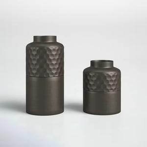 Vase en métal noir avec aspect vintage pour décoration de maison élégante pièce maîtresse de style antique et affichage décoratif intemporel - Product Image 1