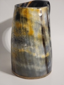 Taza de cuerno vikingo para beber, regalo de jarra tallada de lobo para Koi, tu amigo y el día de tu padre Chrism Gif. - Product Image 6