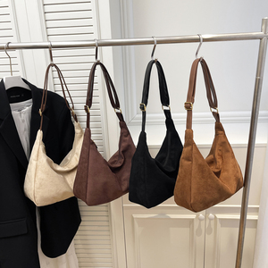 高级纯素麂皮三角形流浪汉包 简约几何美学手提包 奢华设计师品牌单肩包 适合精品店 <span class=keywords><strong>2026</strong></span> - Product Image 6