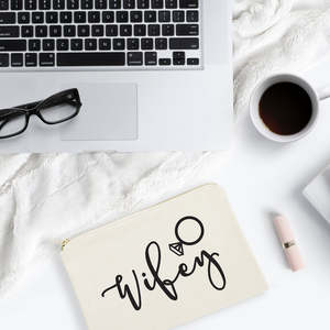 กระเป๋าเครื่องสำอางผ้าแคนวาส Wifey ดีไซน์ทันสมัยสำหรับผู้หญิง พกพาสะดวก พร้อมซิปทนทาน ลายตัวอักษร - Product Image 3