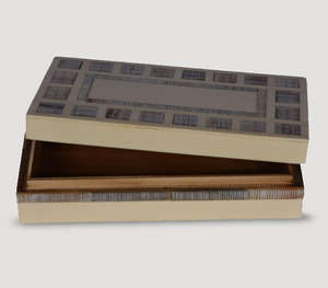 Boîte décorative en bois de luxe artisanale avec un élégant cadre crème et des panneaux texturés gris linéaires rectangulaires - Product Image 3