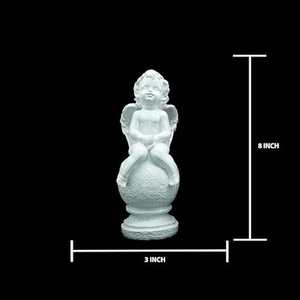 Estatua decorativa clásica para estante o mesa, figura de ángel querubín blanco sentado sobre una esfera texturada. - Product Image 2