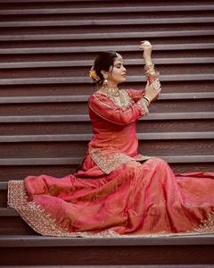 DISEÑADOR MODERNO BORDADO SECUENCIA TRABAJO LEHENGAS con DUPATTA SET para FIESTA TELAS PESADAS - Product Image 1