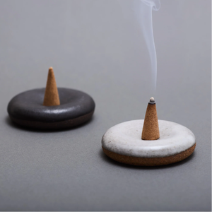 Ensemble de porte-encens en céramique fait main avec cône émetteur de fumée, utilisation aromatique toute saison - Product Image 1