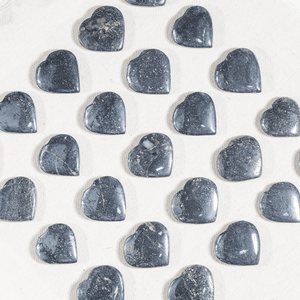 Offre Spéciale : Cœurs Miniatures en Hématite Sculptés à la Main en Cristal Naturel pour Décoration, Méditation et Relaxation – Prix de Gros - Product Image 4