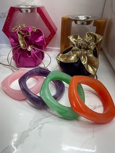 Brazalete de Resina Morada Intensa Hecho a Mano de Primera Calidad, Diseño Marmoleado, Joyería de Muñeca Gruesa, Accesorio de Moda con Diseño de Ángel para Mujer - Product Image 5