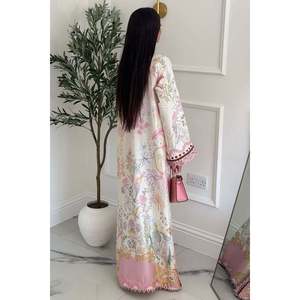 Túnica Kaftan Elowen Hecha a Mano, Elegante, con Cuello en V, Manga Larga, Estampado Floral de Satén - Product Image 4