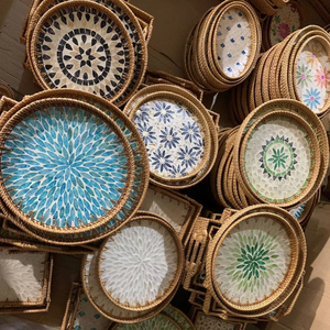 Plateau décoratif en rotin avec incrustation de coquillages pour table de salon et décoration intérieure Vietnam - Product Image 1