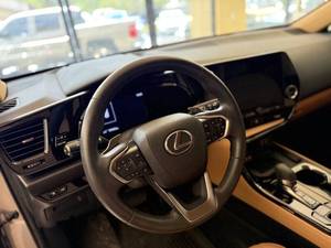 Lexus NX 250 Premium 4 portes Crossover 2020 à 2024 - Véhicules d'occasion en promotion - Product Image 3