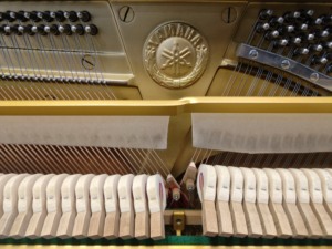 Piano droit Yamaha UX1 noir, son de haute qualité pour une performance professionnelle, son riche, idéal pour l'éducation musicale, 88 touches - Product Image 3
