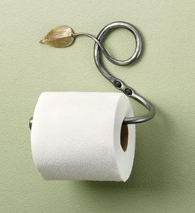 Porte-papier toilette en fer fait main pour accessoires de salle de bain rustiques avec une touche artisanale en métal - Product Image 1