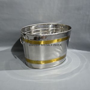 Grand pot de fleurs en acier inoxydable avec finition galvanisée, seau minimaliste fabriqué à la main en argent pour l'extérieur et l'intérieur - Product Image 6
