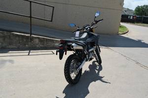 Motocicleta Suzuki DR-Z4S 2025 de Doble Propósito con Motor EFI de 398cc, Chasis de Acero de Doble Viga y Sistema de Conducción Inteligente Suzuki - Product Image 3