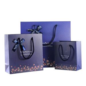 Elegantes bolsas de papel de moda de lujo con asas troqueladas e impresión de tinta metálica para tiendas boutique - Product Image 1