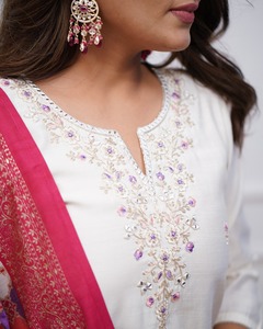 Meilleure vente Ensemble Kurti en coton Chanderi brodé moderne pour femmes Dupatta festif inclus Collection de vêtements indiens en dentelle solide - Product Image 6