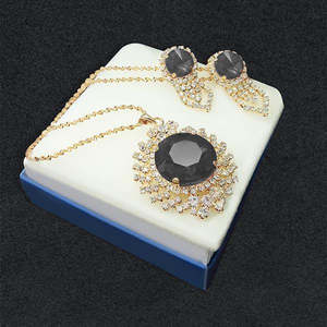 Ensemble de bijoux fins Kriaa 1202819 avec pierre autrichienne noire en acier inoxydable plaqué or 24 carats et pendentif en cuivre - Product Image 1